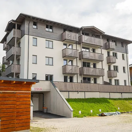 Spacious 4-bedroom Penthouse In Appartement